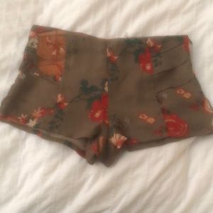 Slinky mid rise shorts